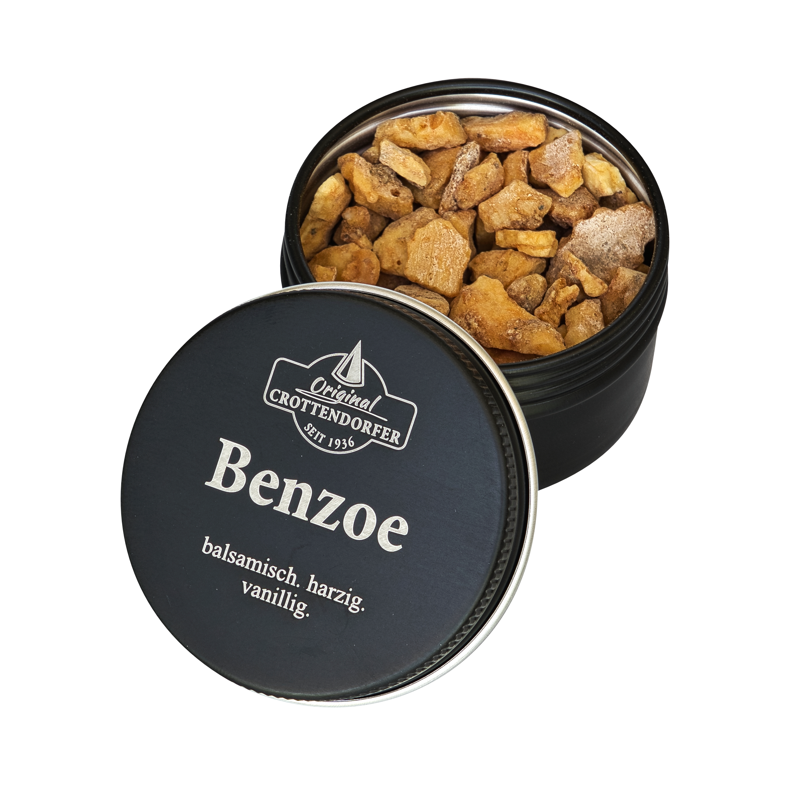 Eine runde schwarze Dose mit der Aufschrift „Benzoe in der Schraubdeckeldose“ von Original Crottendorfer Räucherkerzen, teilweise geöffnet, sodass hellbraune Harzstücke mit einem balsamischen, harzigen Duft und einem Hauch von Vanille zum Vorschein kommen – perfekt zum Räuchern.