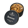 Eine runde schwarze Dose mit der Aufschrift „Benzoe in der Schraubdeckeldose“ von Original Crottendorfer Räucherkerzen, teilweise geöffnet, sodass hellbraune Harzstücke mit einem balsamischen, harzigen Duft und einem Hauch von Vanille zum Vorschein kommen – perfekt zum Räuchern.