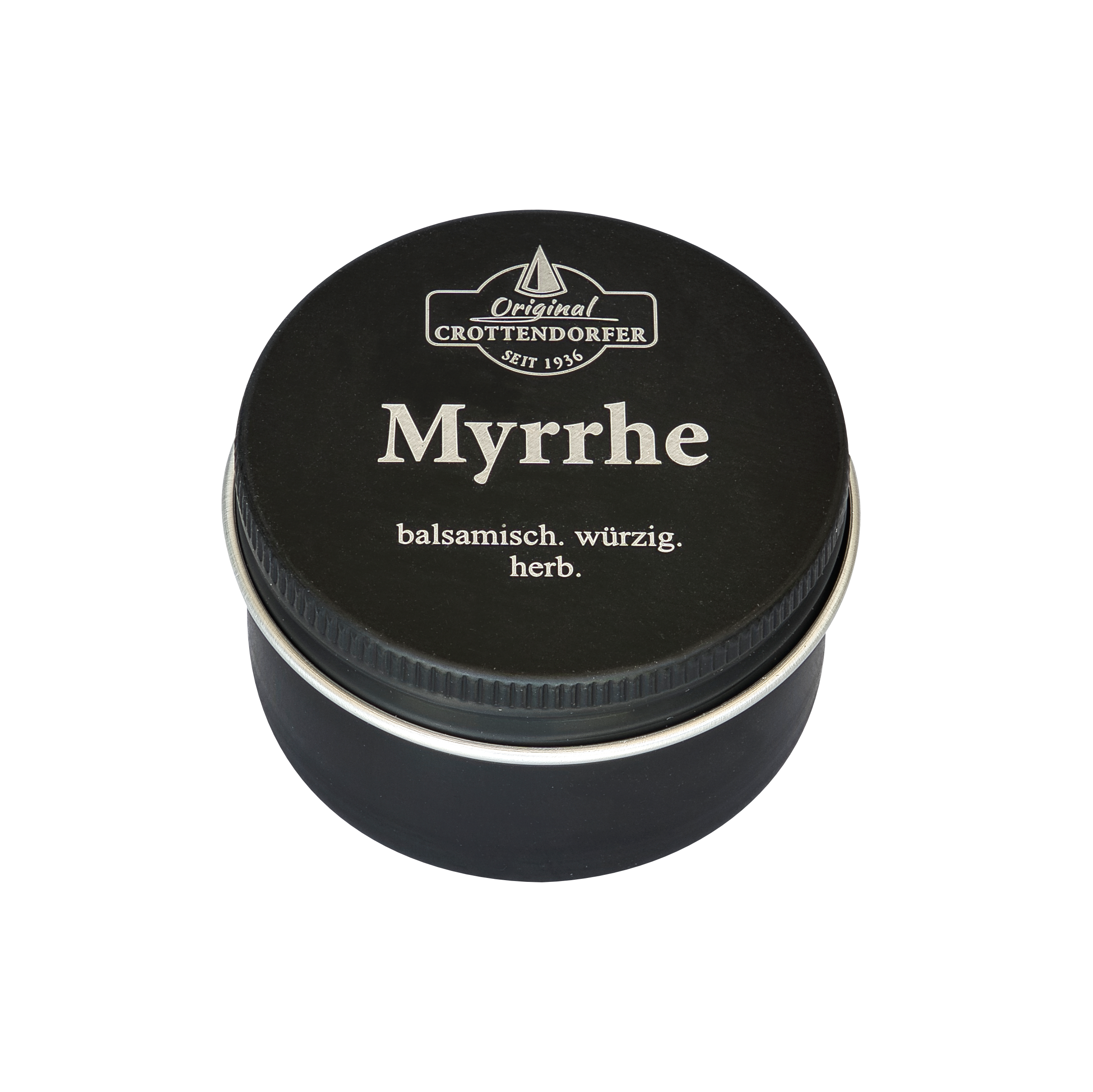 Eine kleine schwarze Blechdose mit der Aufschrift „Myrrhe in der Schraubdeckeldose“ von Original Crottendorfer Räucherkerzen, auf deren Deckel die Worte „balsamisch. würzig. herb.“ zu lesen sind, ist vor einem weißen Hintergrund fotografiert.