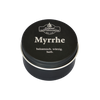 Eine kleine schwarze Blechdose mit der Aufschrift „Myrrhe in der Schraubdeckeldose“ von Original Crottendorfer Räucherkerzen, auf deren Deckel die Worte „balsamisch. würzig. herb.“ zu lesen sind, ist vor einem weißen Hintergrund fotografiert.