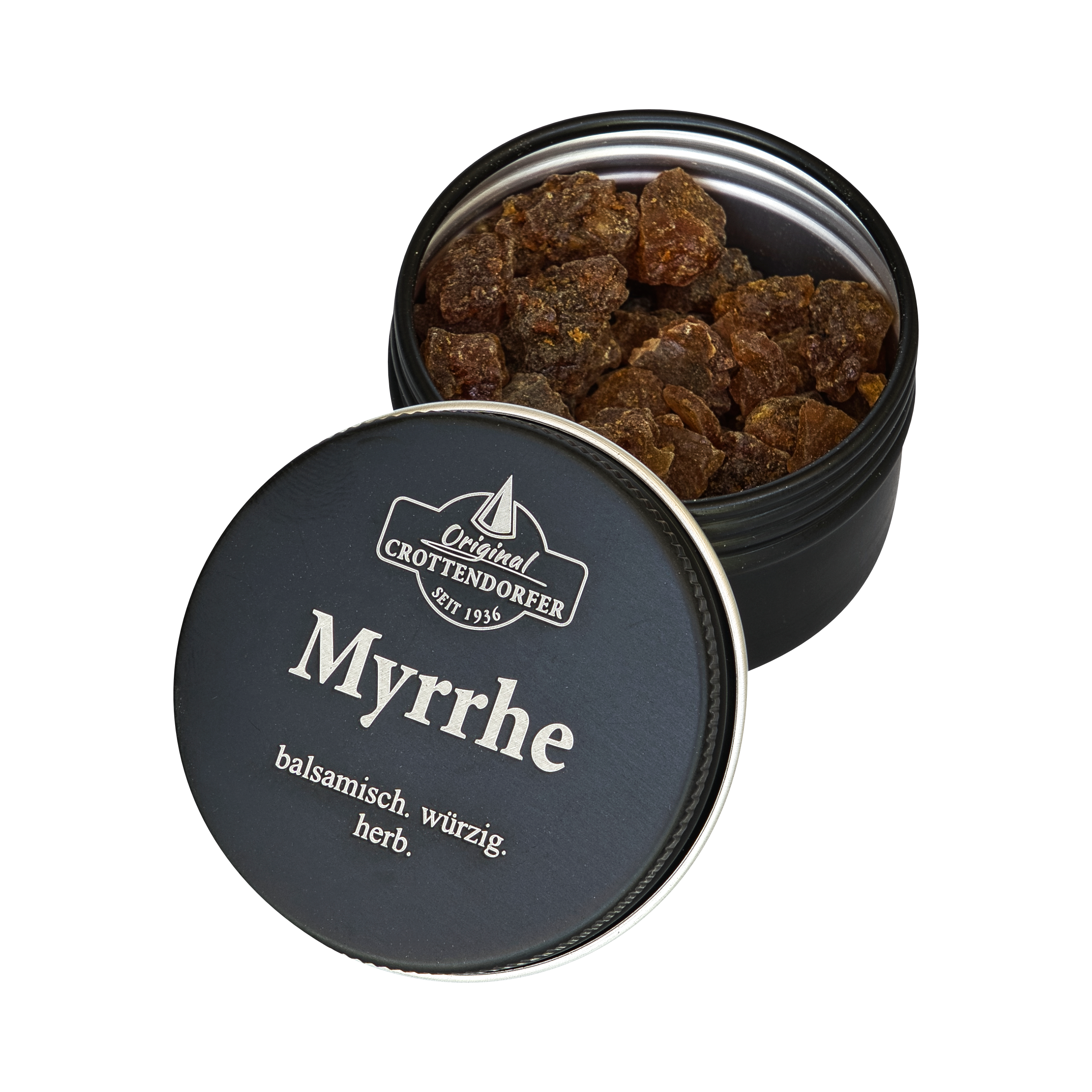 Eine runde schwarze Blechdose mit der Aufschrift „Myrrhe in der Schraubdeckeldose“ von Original Crottendorfer Räucherkerzen enthält braune Harzstücke. Auf dem teilweise geöffneten Deckel sind ein deutscher Text und das Markenlogo auf weißem Hintergrund zu sehen.