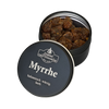 Eine runde schwarze Blechdose mit der Aufschrift „Myrrhe in der Schraubdeckeldose“ von Original Crottendorfer Räucherkerzen enthält braune Harzstücke. Auf dem teilweise geöffneten Deckel sind ein deutscher Text und das Markenlogo auf weißem Hintergrund zu sehen.