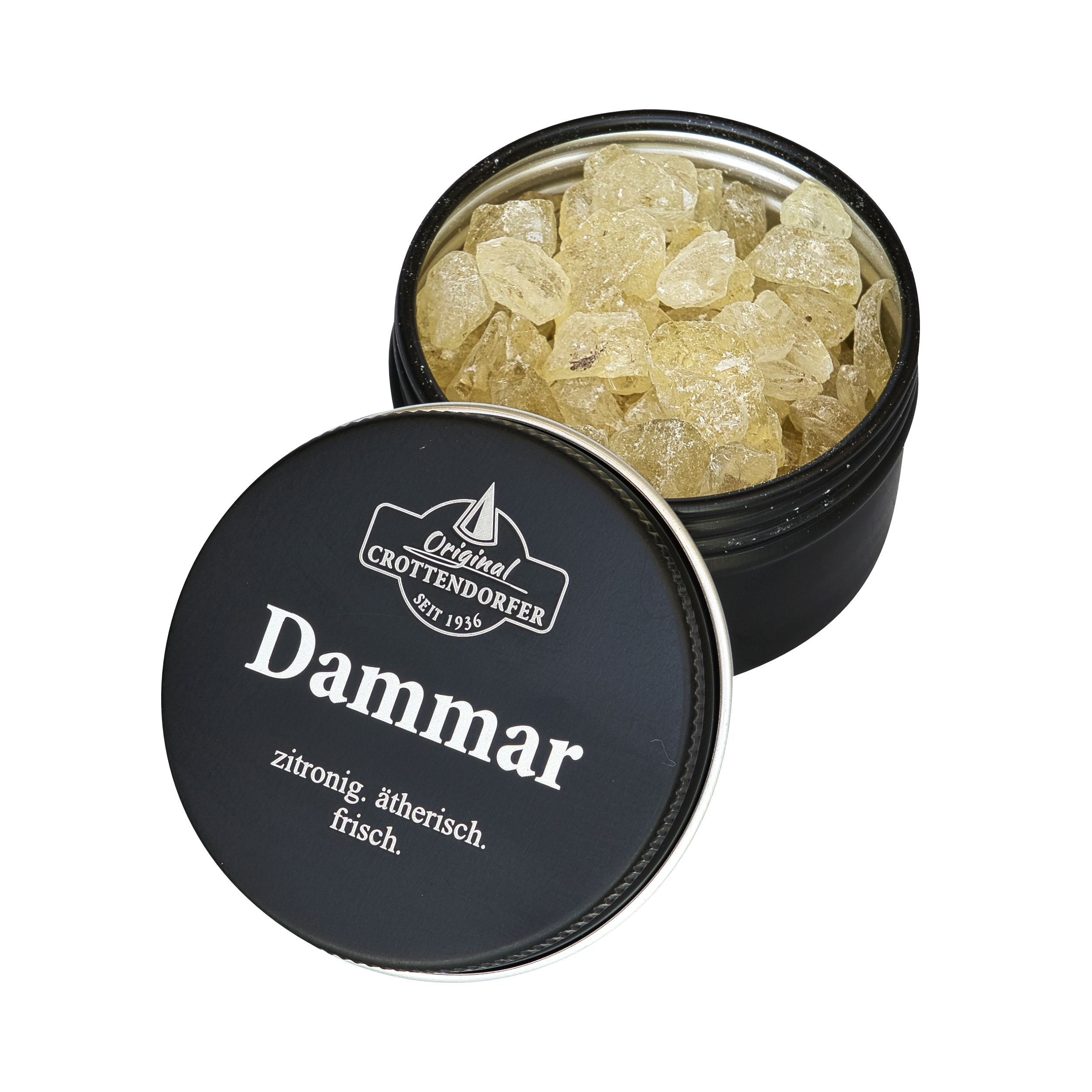 Eine schwarze Blechdose mit der Aufschrift „Dammar in der Schraubdeckeldose“ von Original Crottendorfer Räucherkerzen steht mit halb geöffnetem Deckel da und gibt den Blick auf hellgelbe Harzkristalle frei, die einen frischen, zitronigen und stimmungsaufhellenden Duft versprechen.