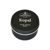 Eine schwarze Metalldose mit der Aufschrift „Kopal in der Schraubdeckeldose“ und den weißen Schriftzügen „holzig. zitronig. süßlich.“, hergestellt von Original Crottendorfer Räucherkerzen, ideal als Räucherkerzenbrenner, um die reinigenden Eigenschaften von Kopal zu genießen.