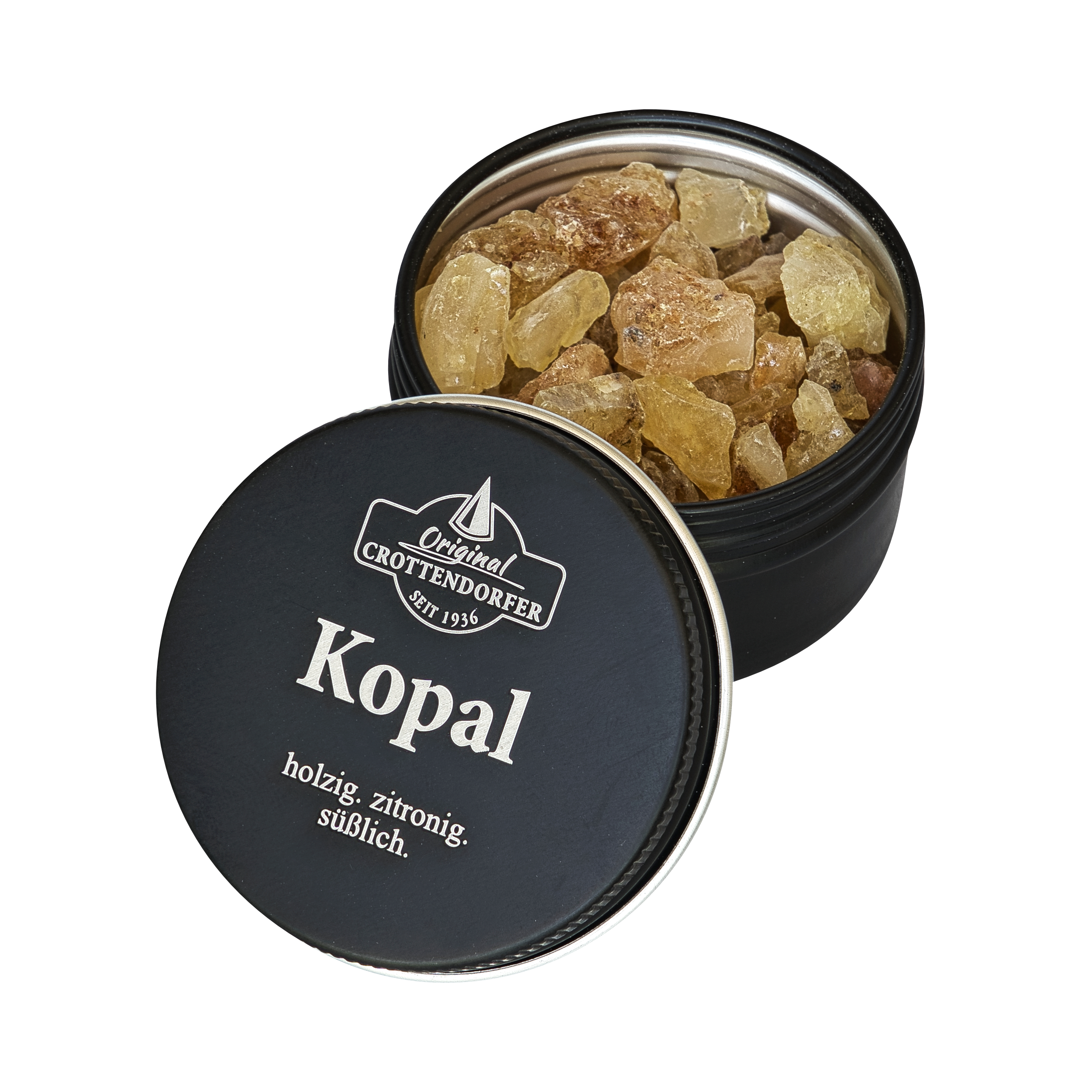 Eine schwarze Blechdose mit der Aufschrift „Kopal in der Schraubdeckeldose“ von Original Crottendorfer Räucherkerzen, deren Deckel einen Spalt offen steht, gibt den Blick auf gelblich-braunes Kopalharz frei, das als holzig, zitronig und süßlich beschrieben wird – ideal für jeden Weihrauchbrenner, der nach reinigenden Eigenschaften sucht.