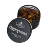 Eine runde schwarze Dose mit der Aufschrift „Oppoponax in der Schraubdeckeldose“ von Original Crottendorfer Räucherkerzen steht mit halb geöffnetem Deckel da und gibt den Blick frei auf grobkörniges braunes Räucherharz sowie ein Etikett mit den Angaben „balsamisch, würzig, süßlich“ – was an das Aroma von „Süße Myrrhe“ erinnert.
