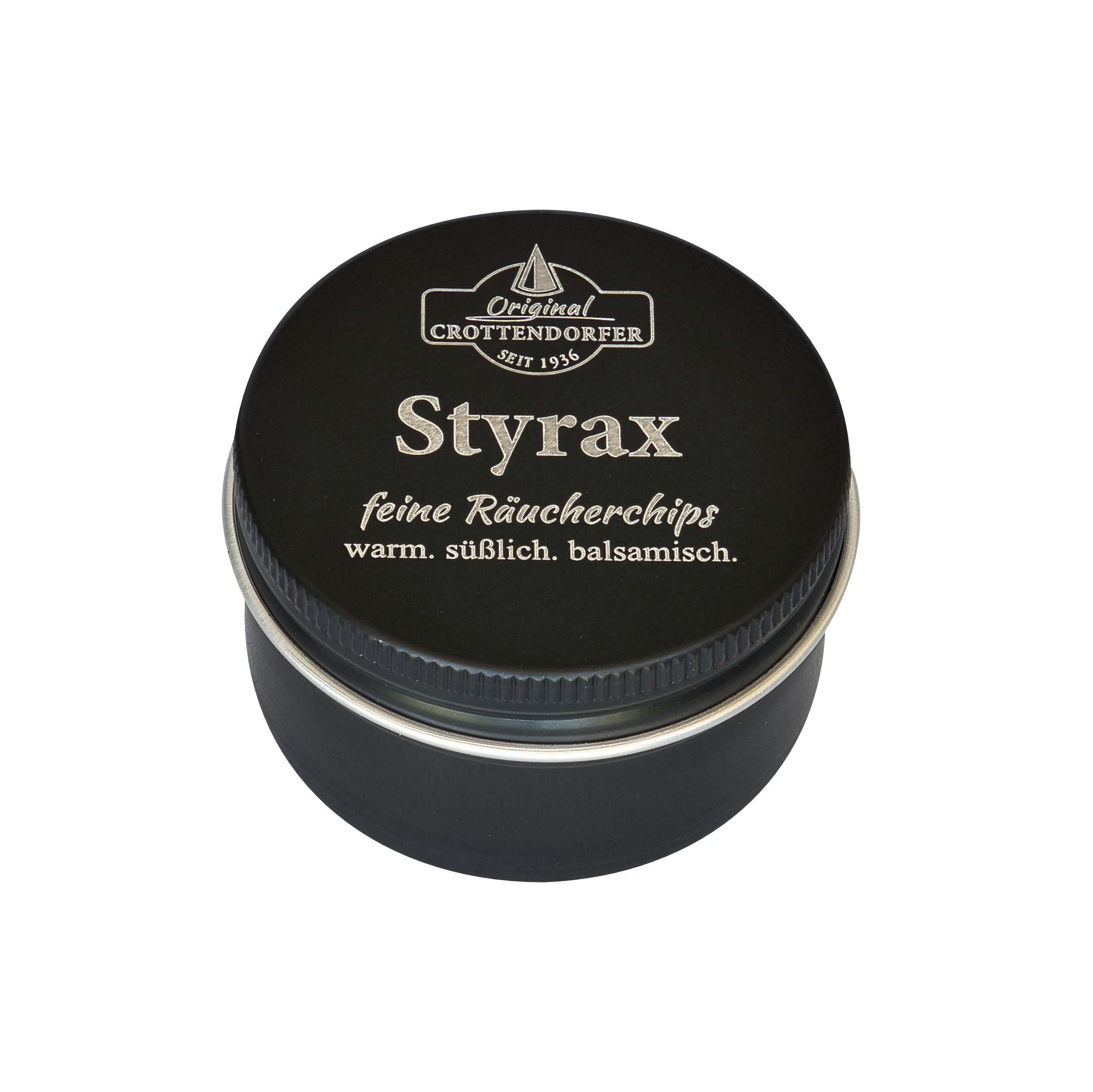 Eine schwarze Blechdose mit der Aufschrift „Styrax Räucherchips in der Schraubdeckeldose“ von Original Crottendorfer Räucherkerzen, auf deren Deckel „feine Räucherchips“ und „warm. süßlich. balsamisch.“ zu lesen sind, ideal für Räucherwerk, vor weißem Hintergrund.