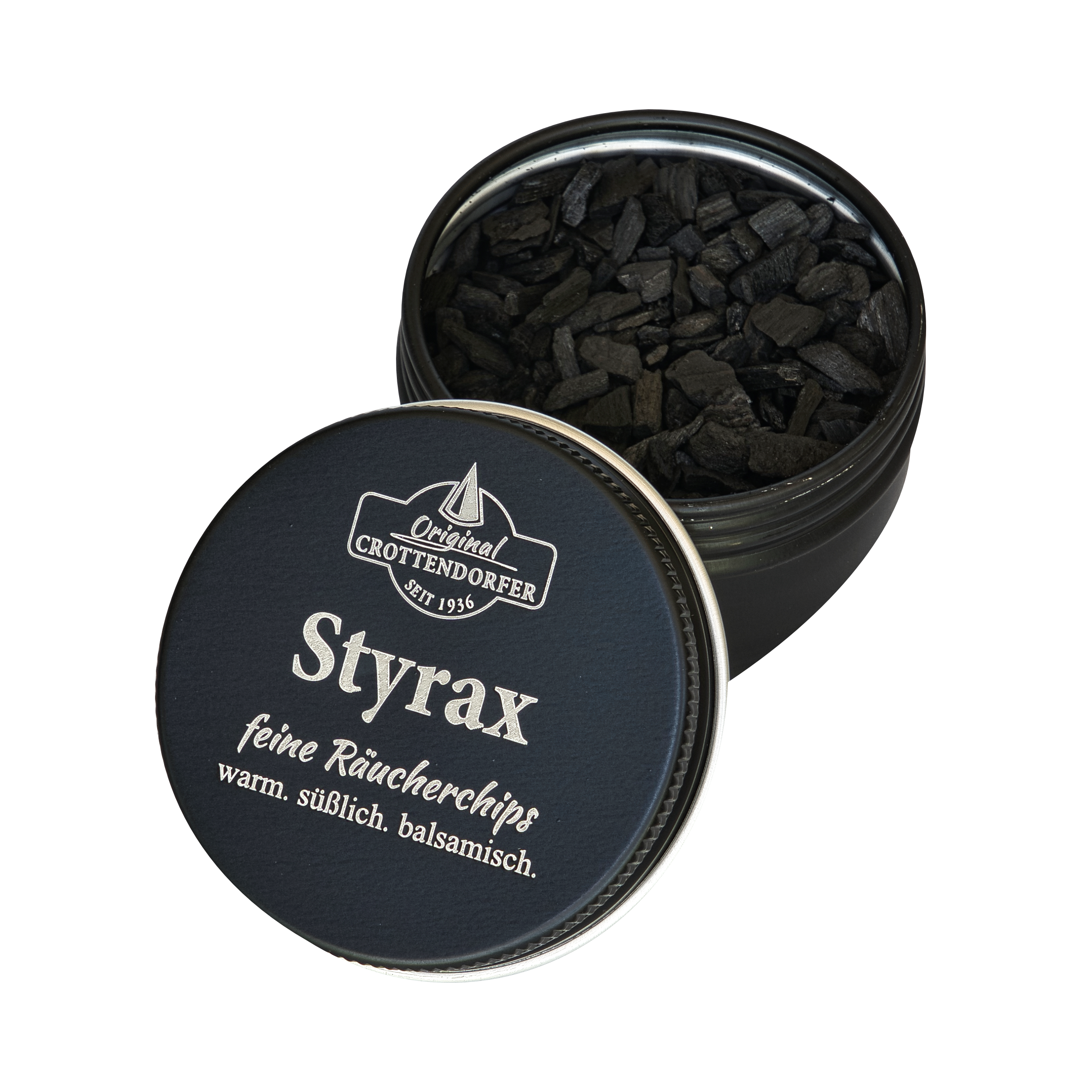 Eine runde schwarze Dose mit der Aufschrift „Styrax Räucherchips in der Schraubdeckeldose“ von Original Crottendorfer Räucherkerzen steht mit halb geöffnetem Deckel da, sodass man die schwarzen Chips im Inneren sehen kann. Der warme, süße, balsamische Duft ist perfekt für Fans von Räucherwerk.