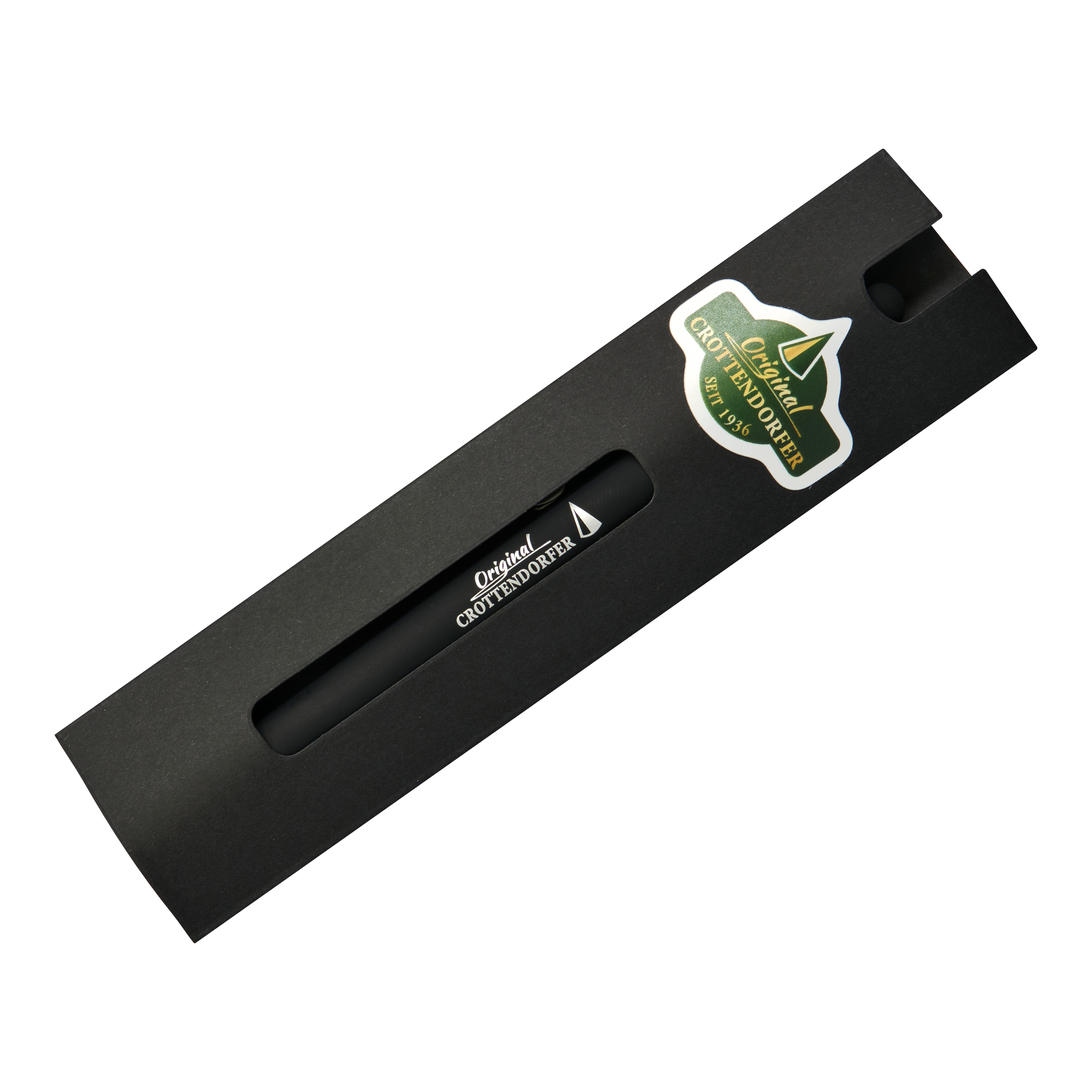 Ein Kugelschreiber Original Crottendorfer mit Touchpen, schwarz, in einer schwarzen Schachtel mit Ausschnitt und einem grünen Bergaufkleber auf der rechten Seite. Weißer Hintergrund.