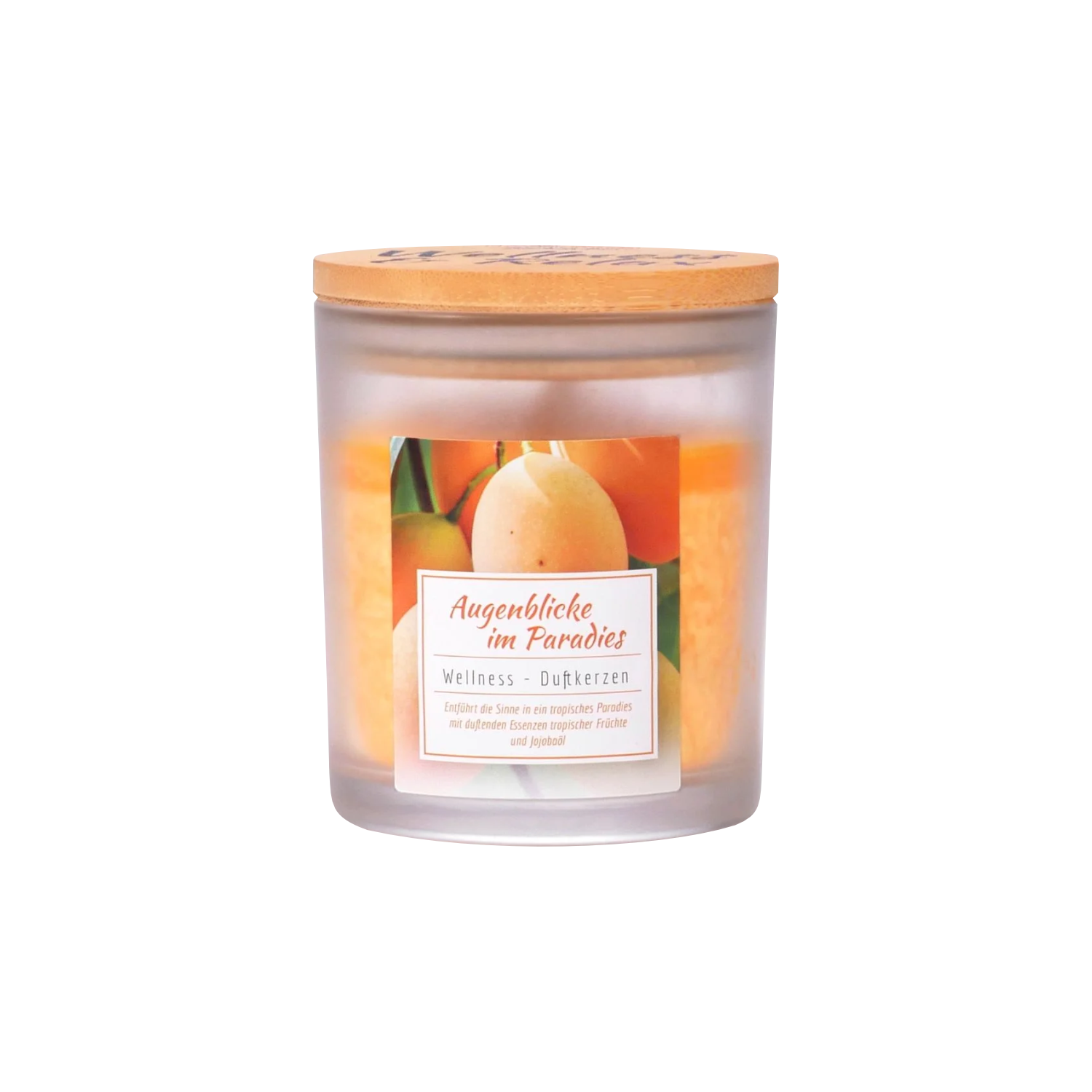 Ein Milchglas-Kerzenglas von Candle Factory mit der Aufschrift Wellness-Duftkerze Augenblicke im Paradies, hergestellt aus Stearin mit einem Holzdeckel und mit Birnen und Orangen auf der Vorderseite.