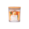Ein Milchglas-Kerzenglas von Candle Factory mit der Aufschrift Wellness-Duftkerze Augenblicke im Paradies, hergestellt aus Stearin mit einem Holzdeckel und mit Birnen und Orangen auf der Vorderseite.