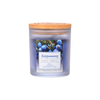 Die Wellnessduftkerze „Entspannung“ von Candle Factory kommt in einem Milchglasgefäß mit Holzdeckel, trägt Blaubeeren auf dem Etikett und verströmt einen entspannenden Duft.