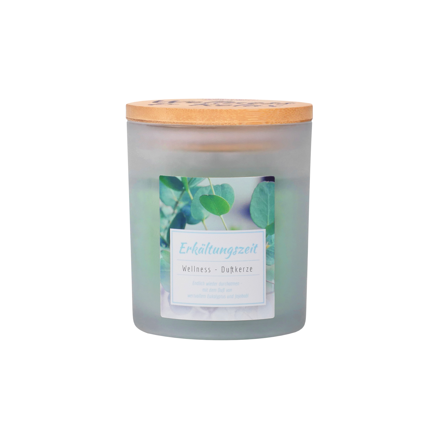 Die Wellness-Duftkerze Erkältungszeit von Candle Factory besteht aus einem Milchglas mit Holzdeckel und ist mit grünen Blättern beschriftet - eine natürlich duftende Wellnesskerze für die kalte Jahreszeit.