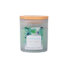 Die Wellness-Duftkerze Erkältungszeit von Candle Factory besteht aus einem Milchglas mit Holzdeckel und ist mit grünen Blättern beschriftet - eine natürlich duftende Wellnesskerze für die kalte Jahreszeit.