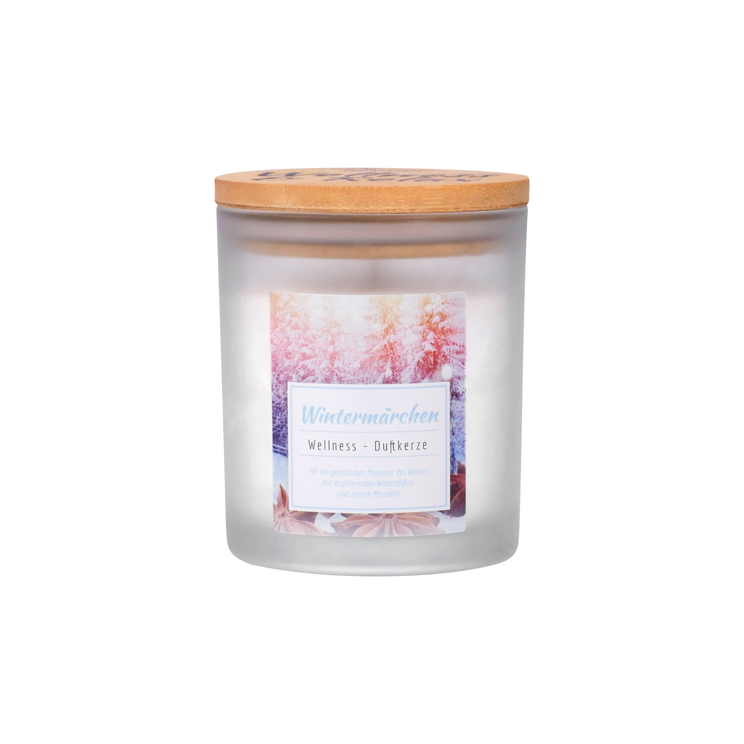 Die Wellnessduftkerze „Wintermärchen“ von The Candle Factory befindet sich in einem Milchglasgefäß mit Holzdeckel und zeigt schneebedeckte Bäume in Rosa- und Orangetönen. Sie wird aus Zutaten hergestellt, die durch nachhaltigen Anbau gewonnen werden.