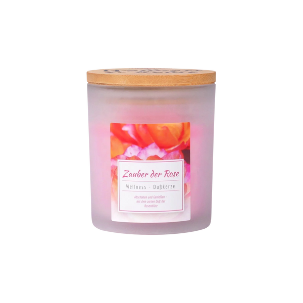 Die Candle Factory Wellness-Duftkerze Zauber der Rose ist ein Milchglas-Kerzenglas mit Holzdeckel, in dem rosa Rosen und eine Stearinmischung für eine beruhigende Atmosphäre in jedem Raum sorgen.