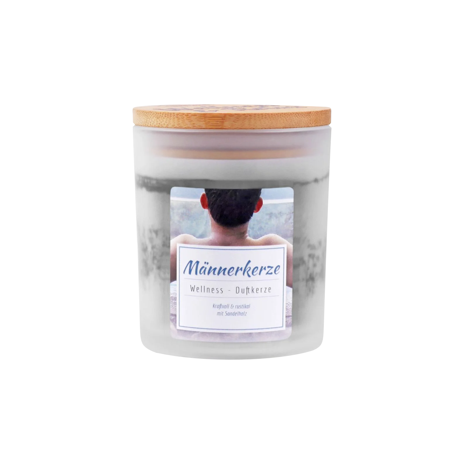 Die Candle Factory Wellness-Duftkerze Männerkerze ist eine Milchglaskerze mit Holzdeckel, weiß-grau marmoriertem Stearinwachs und einem Etikett, das einen Mann von hinten zeigt, mit deutschem Text für natürliches Wellness-Ambiente.