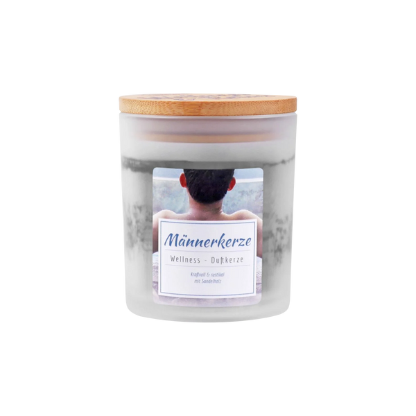 Die Candle Factory Wellness-Duftkerze Männerkerze ist eine Milchglaskerze mit Holzdeckel, weiß-grau marmoriertem Stearinwachs und einem Etikett, das einen Mann von hinten zeigt, mit deutschem Text für natürliches Wellness-Ambiente.
