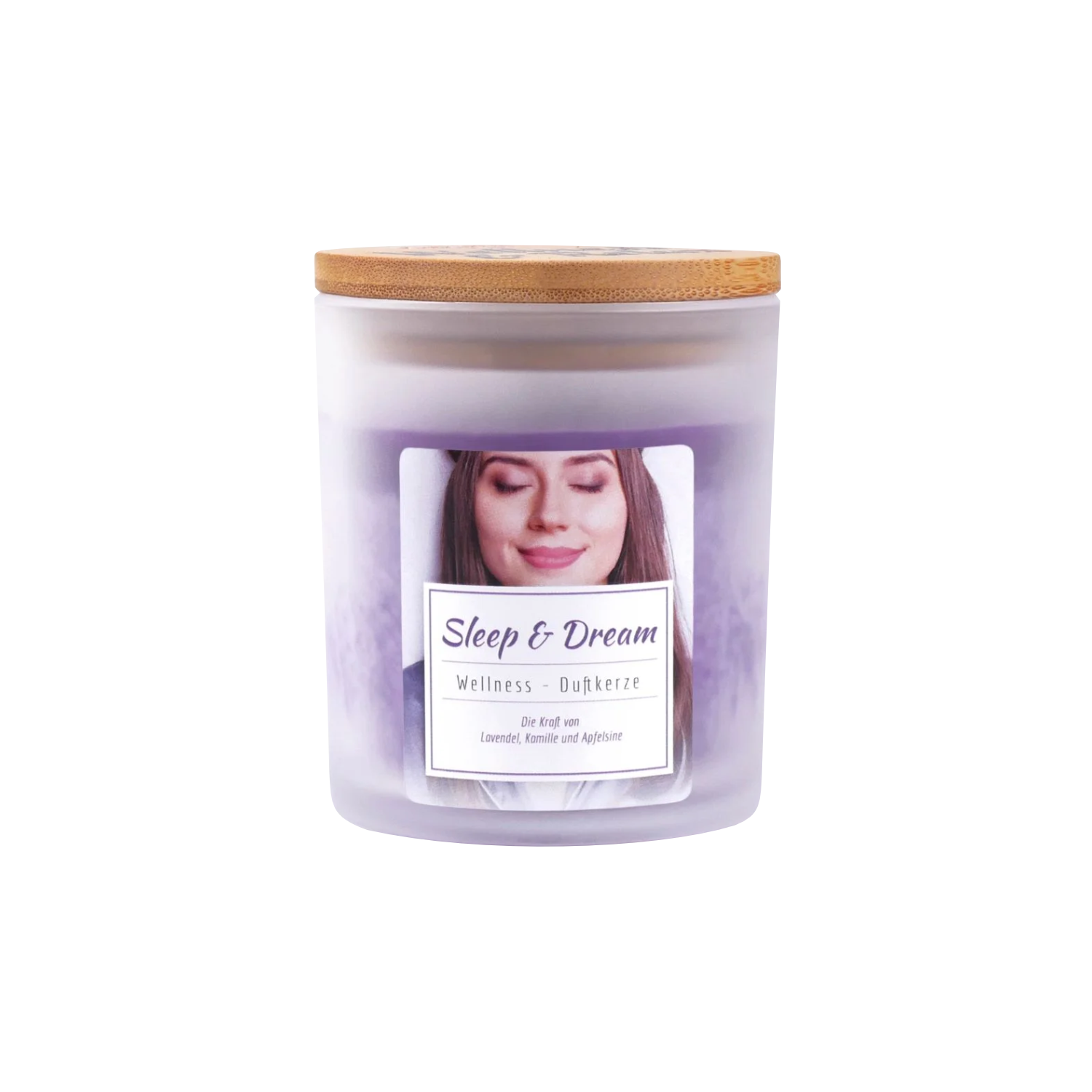 Die Candle Factory Wellness-Duftkerze Sleep & Dream aus Milchglas hat einen Bambusdeckel, beruhigendes Stearinwachs mit lila-weißem Farbverlauf und ein Etikett mit einer entspannten Frau mit geschlossenen Augen als beruhigendes Dekor.