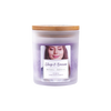 Die Candle Factory Wellness-Duftkerze Sleep & Dream aus Milchglas hat einen Bambusdeckel, beruhigendes Stearinwachs mit lila-weißem Farbverlauf und ein Etikett mit einer entspannten Frau mit geschlossenen Augen als beruhigendes Dekor.