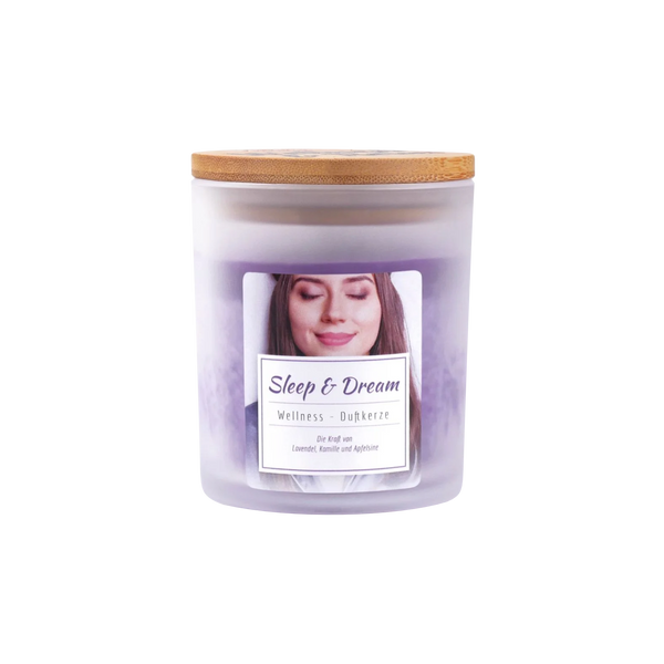 Die Candle Factory Wellness-Duftkerze Sleep & Dream aus Milchglas hat einen Bambusdeckel, beruhigendes Stearinwachs mit lila-weißem Farbverlauf und ein Etikett mit einer entspannten Frau mit geschlossenen Augen als beruhigendes Dekor.