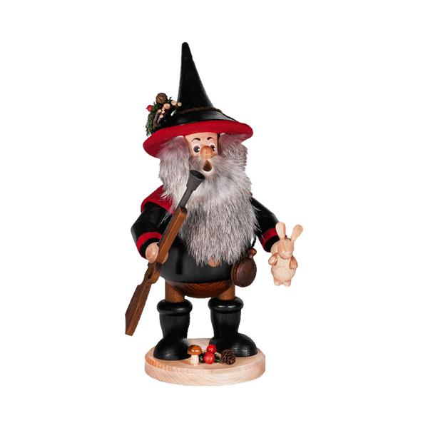 Die DWU Drechselwerkstatt Uhlig Räuberwichtel Wilderer schwarz/rot ist eine Holzfigur eines bärtigen Mannes in schwarz-roter Tracht auf einem runden Sockel mit Pilzen und Tannenzapfen, der die traditionelle erzgebirgische Volkskunst widerspiegelt.