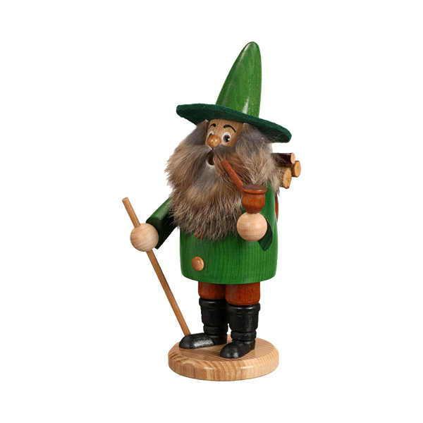 Der "Wichtel Holzsammler grün" der DWU Drechselwerkstatt Uhlig ist eine Räuchermann-Figur aus Holz, die einen bärtigen Mann in Grün mit Spazierstock, Pfeife und Rucksack darstellt und in traditioneller erzgebirgischer Volkskunst auf einem runden Sockel gefertigt ist.
