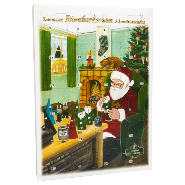 Der Weihnachtsmann sitzt in einem gemütlichen Zimmer mit Weihnachtsbaum am Kamin und bastelt traditionelle Räucherkegel und Figuren. Inspiriert von erzgebirgischen Weihnachtsbräuchen ziert diese Szene den „Räucherkerzen-Adventskalender 2026 – Hochformat“ von Original Crottendorfer Räucherkerzen, einen Adventskalender mit nummerierten Türchen.