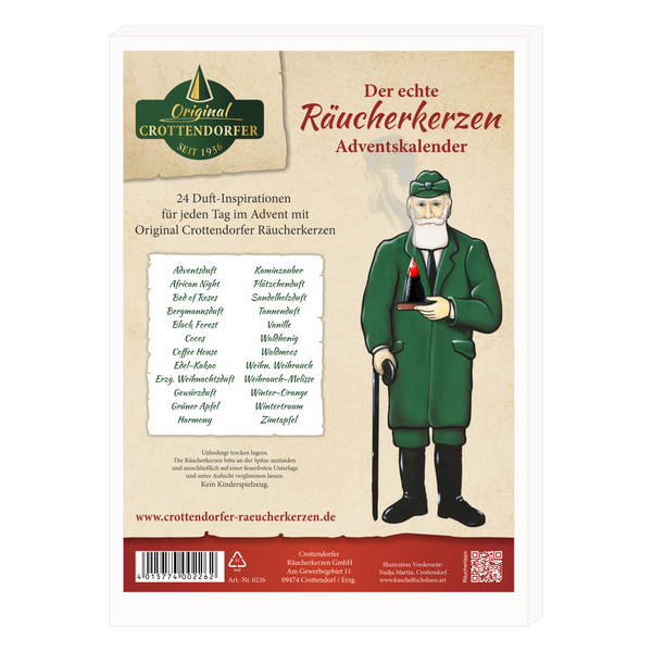 Verpackung für den „Räucherkerzen-Adventskalender 2026 – Hochformat“ von Original Crottendorfer Räucherkerzen, auf der eine grün gekleidete Figur mit einer Pfeife abgebildet ist, die den Geist der Erzgebirgischen Weihnachten einfängt, und die 24 einzigartige Räucherduftnoten bietet – eine für jeden Tag der Adventszeit.