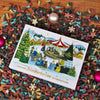 Der Räucherkerzen-Adventskalender im Querformat von Original Crottendorfer Räucherkerzen zeigt auf dem Cover eine Wintermarktszene, umgeben von farbenfrohen, kegelförmigen Räucherstäbchen, die die Luft mit herrlichem Duft erfüllen, neben kleinen Sternen und Weihnachtsornamenten auf einer Holzoberfläche.