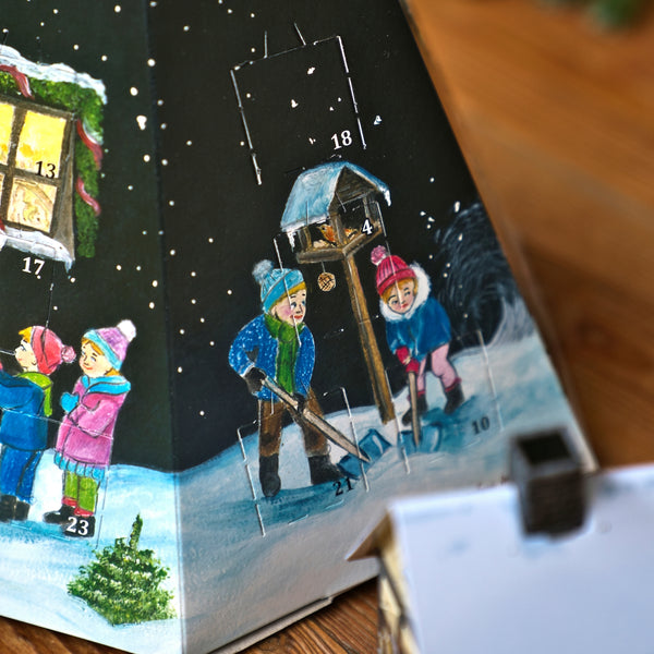 Original Crottendorfer Räucherkerzen – Räucherkerzen-Adventskalender – Pyramide mit illustrierten verschneiten Winterszenen, nummerierten Türchen und Kindern, die draußen spielen.