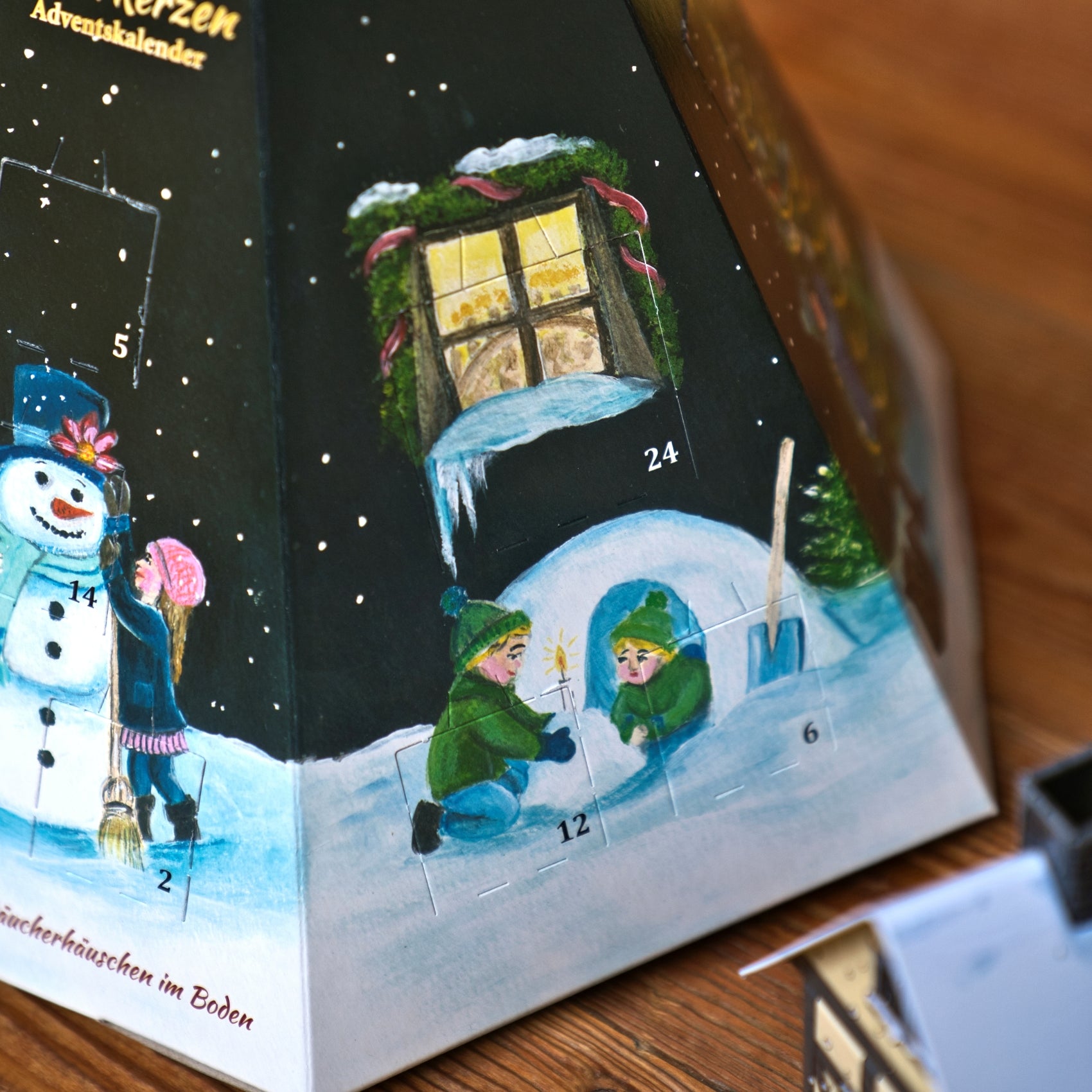 Original Crottendorfer Räucherkerzen – Räucherkerzen-Adventskalender – Pyramide mit einer verschneiten Winterlandschaft mit Schneemann und Kindern, inklusive 24 Räucherkegeln für einen duftenden Countdown bis Weihnachten.