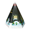 Pyramidenförmiger Räucherkerzen-Adventskalender – Pyramide mit illustrierten Winterszenen und nummerierten Türchen für jeden Tag im Dezember.
