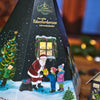 Original Crottendorfer Räucherkerzen-Adventskalender – Pyramide mit einer Szene, in der der Weihnachtsmann zwei Kindern im Schnee ein Geschenk überreicht, mit 24 verschiedenen Düften.