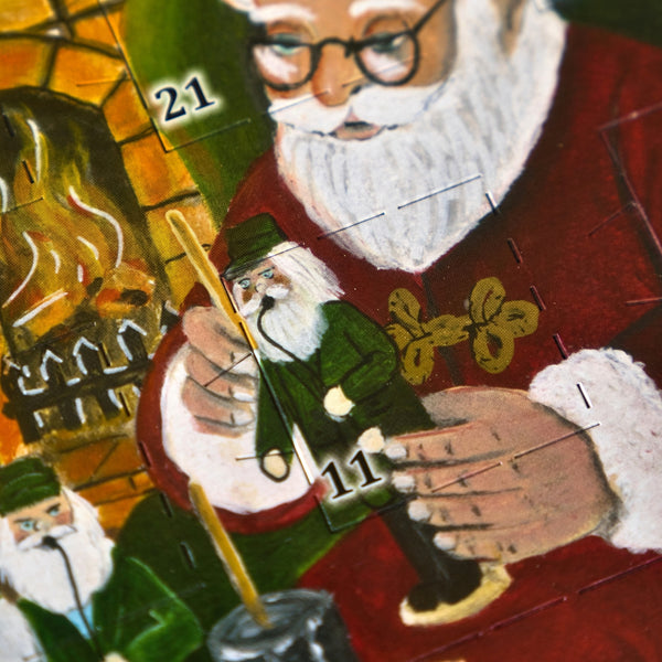 Nahaufnahme einer Illustration auf dem Original-Crottendorfer-Räucherkerzen-Adventskalender 2026 – Hochformat, auf dem der Weihnachtsmann eine kleine Elfenpuppe bemalt, wobei die Zahlen 11 und 21 zu sehen sind, und im Hintergrund ein warmes Kaminfeuer – was die gemütliche erzgebirgische Weihnachtsstimmung mit dezenten Anklängen an duftende Räucherkerzen heraufbeschwört.
