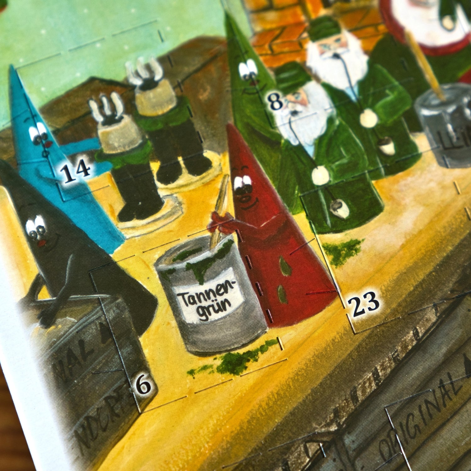 Nahaufnahme des Räucherkerzen-Adventskalenders 2026 – Hochformat von Original Crottendorfer Räucherkerzen, mit bemalten, kegelförmigen Elfen und Dosen mit der Aufschrift „Tannengrün“ sowie nummerierten Fächern für jeden Tag. Einige Elfen malen, während andere zuschauen – vor einem farbenfrohen, festlichen Hintergrund, der vom erzgebirgischen Weihnachtsfest inspiriert ist.
