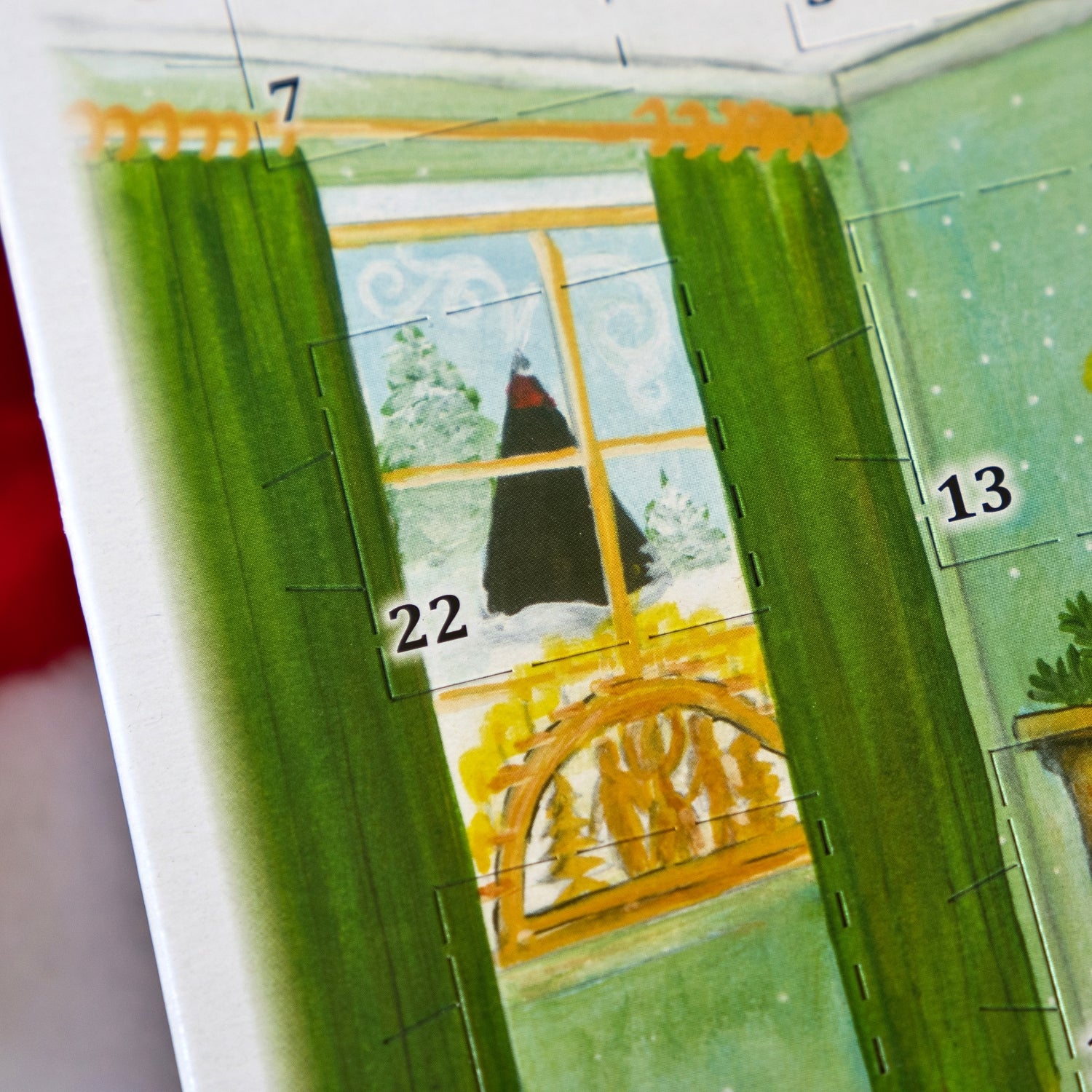 Eine Illustration für den „Räucherkerzen-Adventskalender 2026 – Hochformat“ von Original Crottendorfer Räucherkerzen zeigt ein mit grünen Vorhängen versehenes Fenster, das eine verschneite Szene mit einer Figur in schwarzem Mantel und roter Mütze im Freien einrahmt, während die Adventskalender-Zahlen 7, 13 und 22 an der Wand und auf den Vorhängen zu sehen sind – was den gemütlichen Charme eines erzgebirgischen Weihnachtsfestes heraufbeschwört.