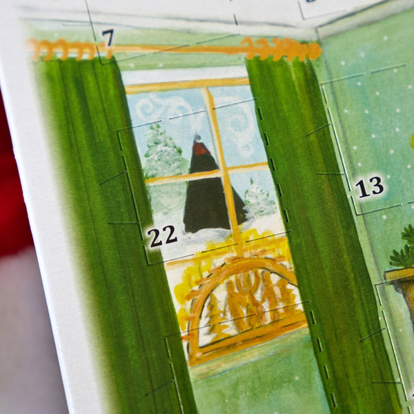 Eine Illustration für den „Räucherkerzen-Adventskalender 2026 – Hochformat“ von Original Crottendorfer Räucherkerzen zeigt ein mit grünen Vorhängen versehenes Fenster, das eine verschneite Szene mit einer Figur in schwarzem Mantel und roter Mütze im Freien einrahmt, während die Adventskalender-Zahlen 7, 13 und 22 an der Wand und auf den Vorhängen zu sehen sind – was den gemütlichen Charme eines erzgebirgischen Weihnachtsfestes heraufbeschwört.