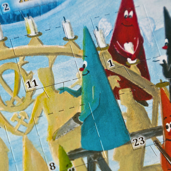 Eine Nahaufnahme des Räucherkerzen-Adventskalenders 2026 – Das Querformat von Original Crottendorfer Räucherkerzen zeigt verspielte, kegelförmige Figuren – darunter eine blaue, die ein Messer hält, und eine rote mit Engelsflügeln und einem Herz –, umgeben von Zahlen, Kerzen und winzigen erzgebirgischen Räucherkerzen.