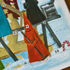 Eine Comicfigur mit einem roten Kegelhut, die einen Besen in der Hand hält, steht vor der winterlichen Kulisse des „Räucherkerzen-Adventskalenders 2026 – Querformat“ von Original Crottendorfer Räucherkerzen. Im Hintergrund sind ein blauer Himmel, weitere Figuren und nummerierte Türchen zu sehen, während unten rechts Räucherkerzen und eine Zuckerstange abgebildet sind.