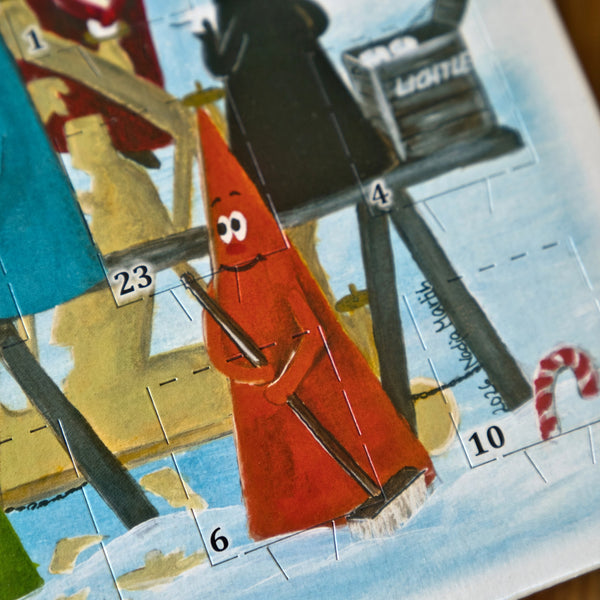 Eine Comicfigur mit einem roten Kegelhut, die einen Besen in der Hand hält, steht vor der winterlichen Kulisse des „Räucherkerzen-Adventskalenders 2026 – Querformat“ von Original Crottendorfer Räucherkerzen. Im Hintergrund sind ein blauer Himmel, weitere Figuren und nummerierte Türchen zu sehen, während unten rechts Räucherkerzen und eine Zuckerstange abgebildet sind.