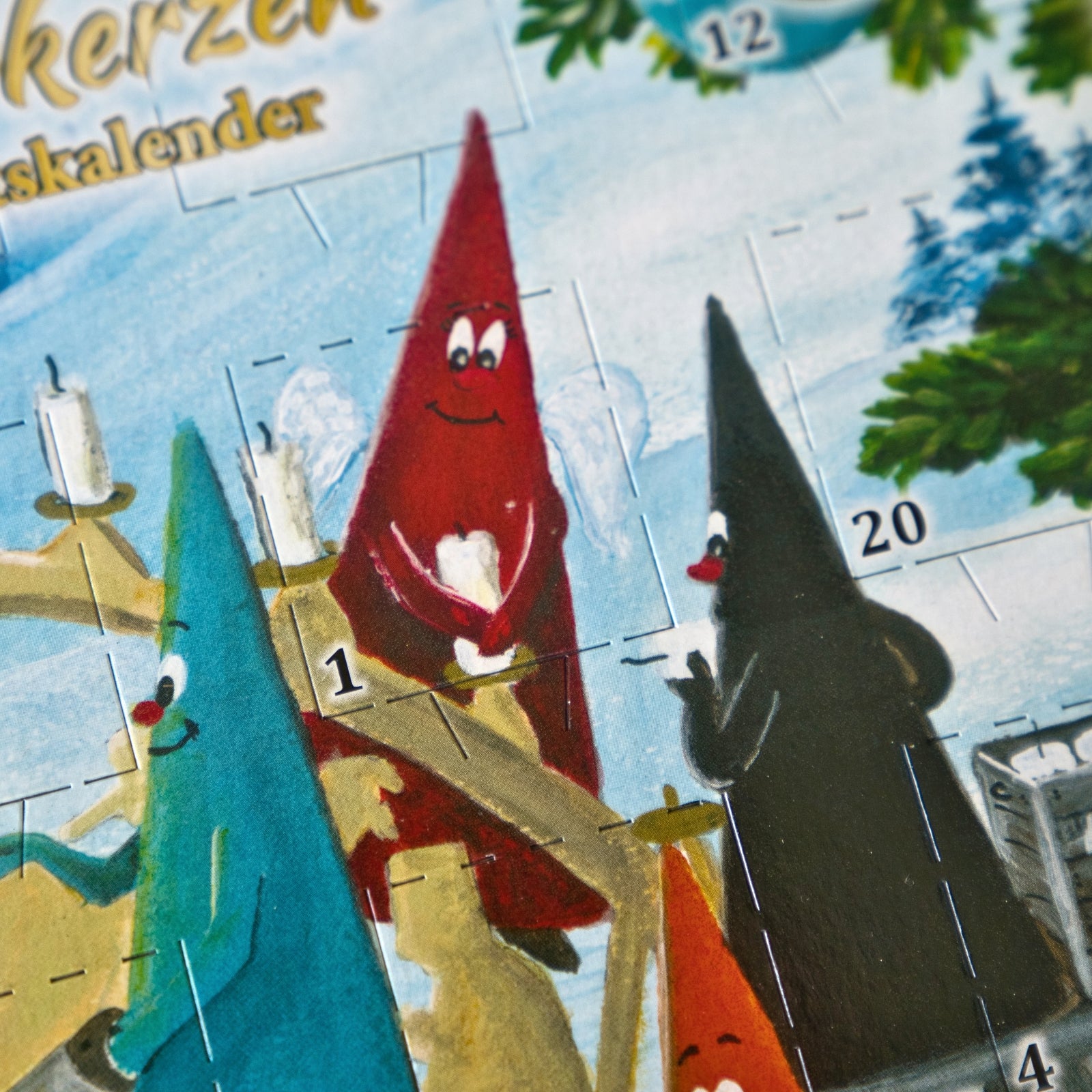 Drei kegelartige Comicfiguren – eine rote mit Flügeln, eine blaugrüne und eine schwarze – stehen gemeinsam vor dem festlich illustrierten Hintergrund des Räucherkerzen-Adventskalenders 2026 – Querformat von Original Crottendorfer Räucherkerzen, mit nummerierten Türchen, die von erzgebirgischen Motiven inspiriert sind und den gemütlichen Duft von Räucherkerzen heraufbeschwören.