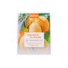 Das vegane Aromabadekissen „Augenblicke im Paradies“ von Candle Factory besticht durch eine Verpackung mit tropischen Früchten auf weißem Hintergrund, die paradiesische Stimmung verströmt. Der Jojobaöl-Aufguss verspricht ein verwöhnendes Badeerlebnis.