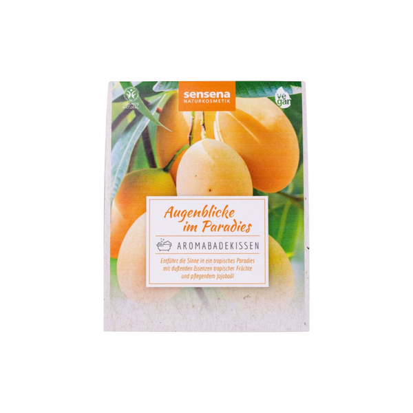 Das vegane Aromabadekissen „Augenblicke im Paradies“ von Candle Factory besticht durch eine Verpackung mit tropischen Früchten auf weißem Hintergrund, die paradiesische Stimmung verströmt. Der Jojobaöl-Aufguss verspricht ein verwöhnendes Badeerlebnis.
