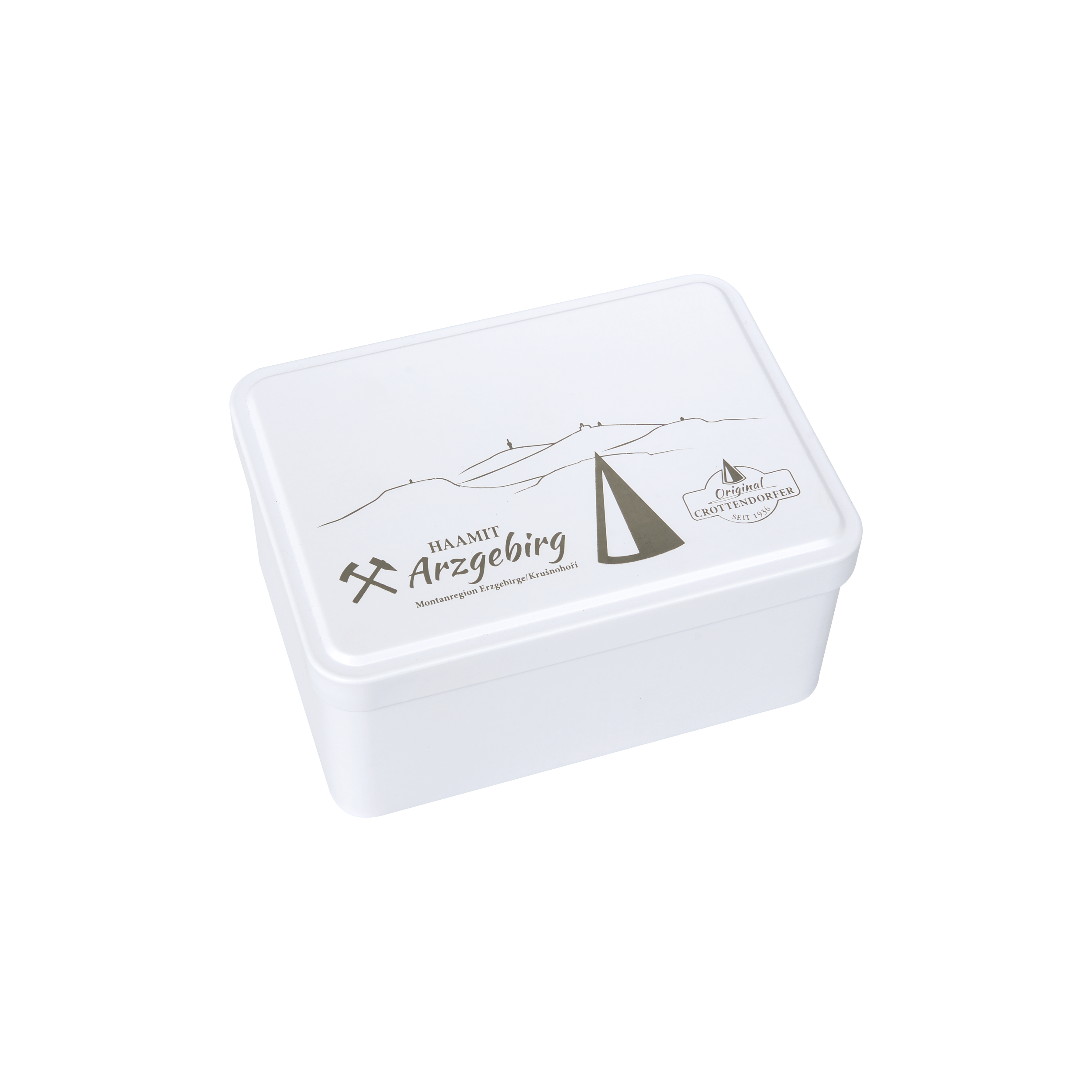Eine weiße, rechteckige Aufbewahrungsbox von Original Crottendorfer mit Klappdeckel, verziert mit minimalistischen Bergmotiven, einem Bergbausymbol und der Lasergravur „Arzgebirg Certified“ auf dem Deckel.