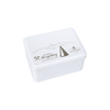 Eine weiße, rechteckige Aufbewahrungsbox von Original Crottendorfer mit Klappdeckel, verziert mit minimalistischen Bergmotiven, einem Bergbausymbol und der Lasergravur „Arzgebirg Certified“ auf dem Deckel.