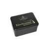 Die Original Crottendorfer Aufbewahrungsbox ist eine schwarze Blechdose mit Klappdeckel, beigem „Räuchermann Brennstoff“-Schriftzug und Räucherstäbchen-Motiven – ideal zur Aufbewahrung von Räucherstäbchen.