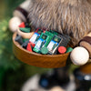 Eine Nahaufnahme zeigt den Original Crottendorfer Räucherkerzenverkäufer der DWU Drechselwerkstatt Uhlig. Er präsentiert bunte, kegelförmige Räucherstäbchen und Streichholzschachteln in einer Holzschale mit einer Plüschdekoration im Hintergrund und ruft so eine gemütliche, festliche Atmosphäre authentischer Erzgebirgstradition hervor.