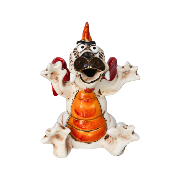 KU Drache BOOH! von Kurilin DECO ist eine Keramikfigur mit verspieltem Gesichtsausdruck, orangefarbenem und rotem Körper, erhobenen Armen und großen Augen.