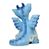 Der KU Drache Blau von Kurilin DECO ist eine blaue Drachenfigur aus Keramik mit aufwendigen Details, die zwei Hörner, strukturierte Haut und markante Flügel zeigt. Er sitzt mit einem eingerollten Schwanz vor einem schlichten weißen Hintergrund und ähnelt einer mystischen Räucherkerze, die bereit ist, Ihren Raum zu bewachen.